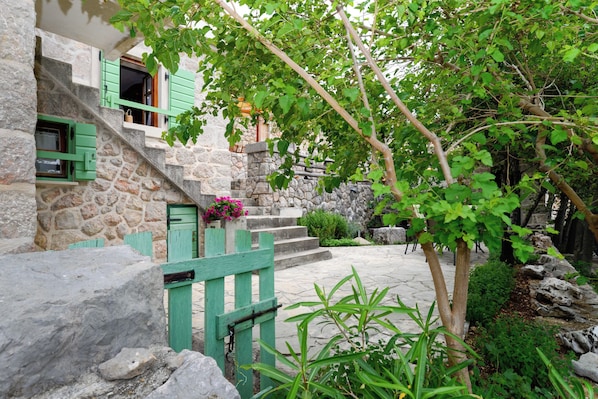 Ferienhaus, 1 Schlafzimmer, Balkon, Gartenblick | Unterkunftsgelände