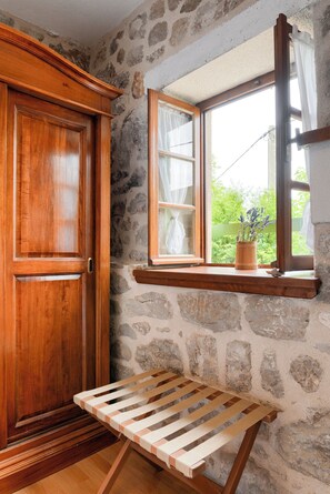 Casa, 1 quarto, sacada, vista para o jardim | Parte interna