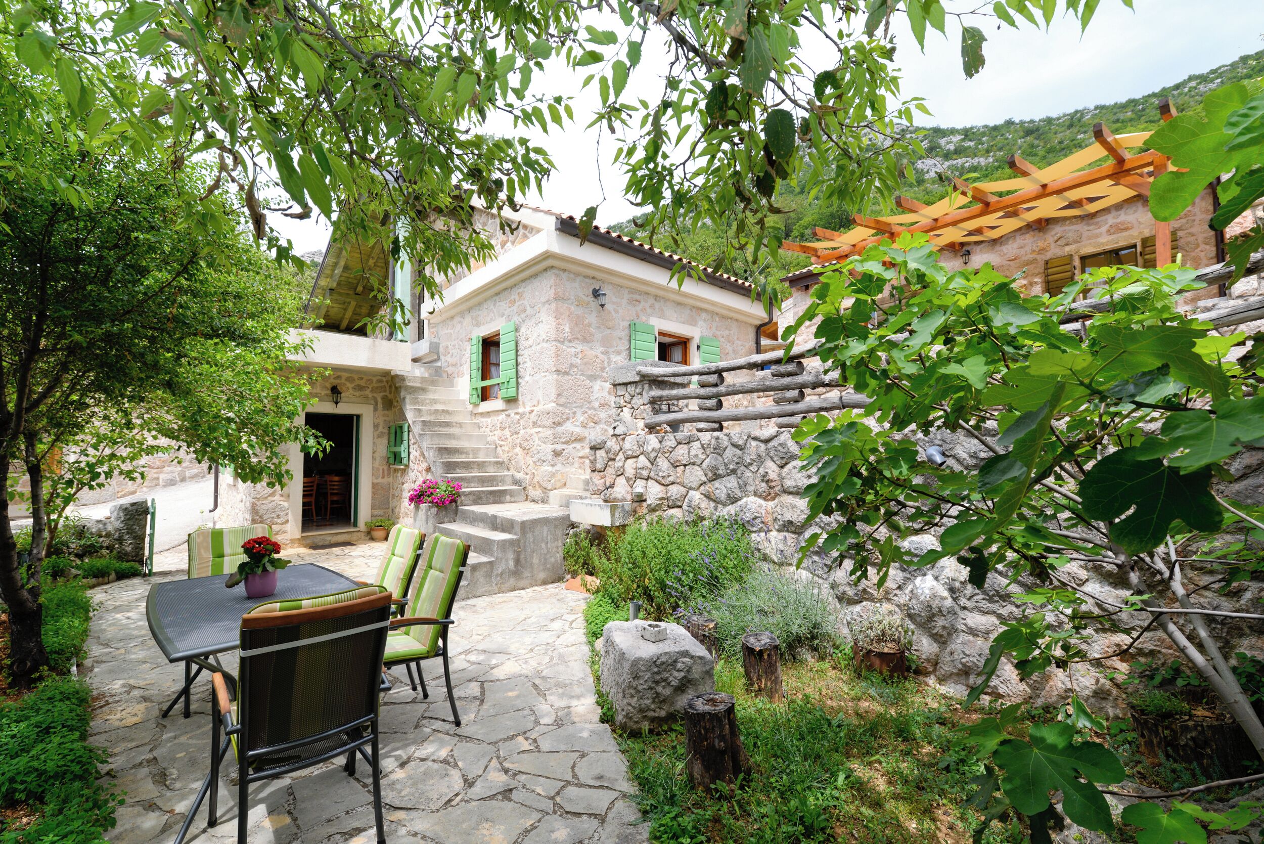 House, 1 Bedroom, Balcony, Garden View | Outdoor dining
