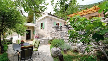 House, 1 Bedroom, Balcony, Garden View | Outdoor dining