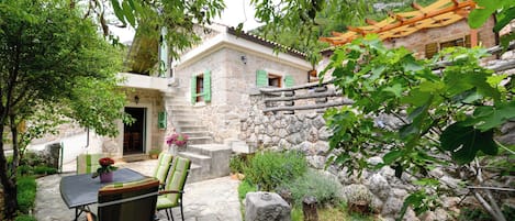 Casa, 1 habitación, balcón, vista al jardín | Restaurante al aire libre