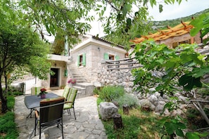 Ferienhaus, 1 Schlafzimmer, Balkon, Gartenblick | Speisen im Freien