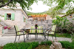 House, 1 Bedroom, Balcony, Garden View | Outdoor dining