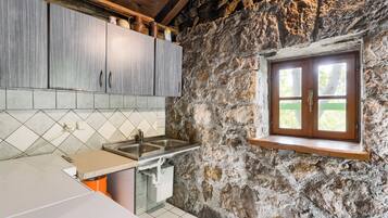 House, 1 Bedroom, Balcony, Garden View | Private kitchen