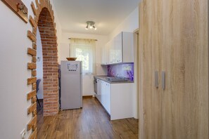 Coffee/tea maker, cookware/dishes/utensils