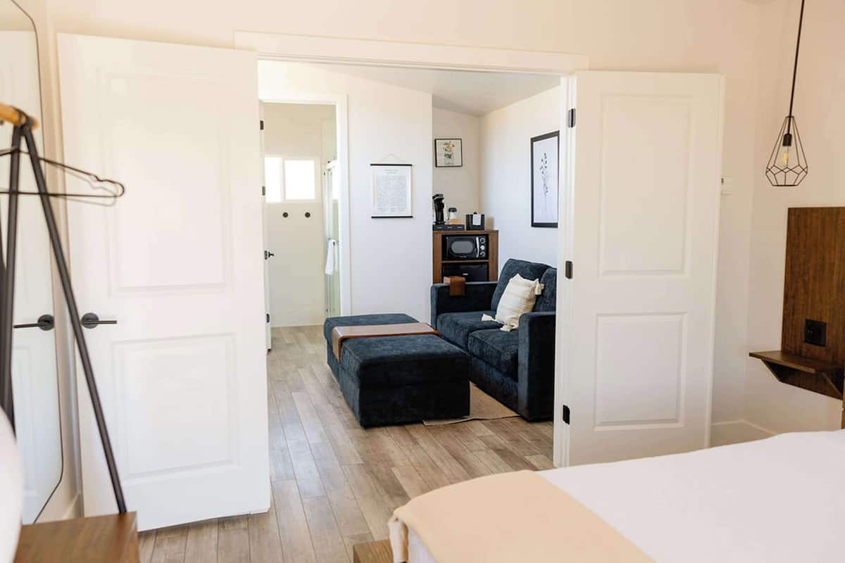 Bungalow King with Sofa Couch | 1 slaapkamer, luxe beddengoed, gratis babybedden, beddengoed