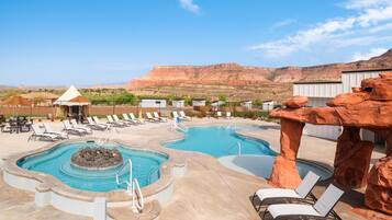 Una piscina al aire libre de temporada