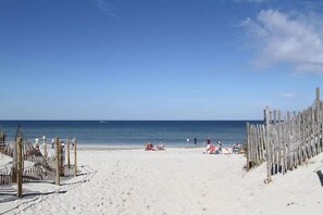 Playa en los alrededores, camastros y toallas de playa 