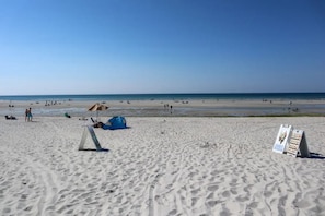 Playa en los alrededores, camastros y toallas de playa