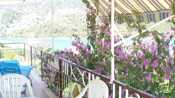 Apartment, 2 Bedrooms, Smoking, Balcony | Property grounds