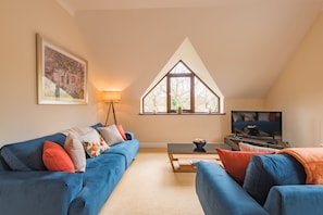 TV, table football - Honeywood Lodge by Bloom Stays with Indoor Pool ideal for families and children (Canterbury)