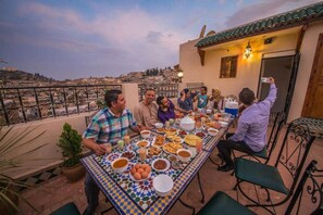 تناول الطعام