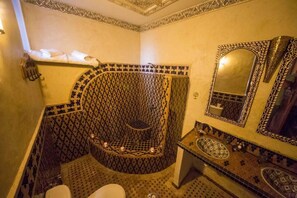 Bathtub, slippers - Room in Guest Room - Charming Riad Ouliya in Fès With Authentic Moroccan Design (Fes)