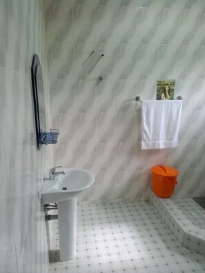 Bathroom - Nyaboa Hotel (Kumasi)