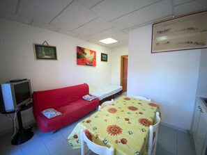 Apartamento, 1 habitación | Zona de estar | Una televisión LCD