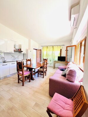 Apartment, 2 Schlafzimmer | Wohnbereich | 22-Zoll-Flachbildfernseher mit Kabelempfang