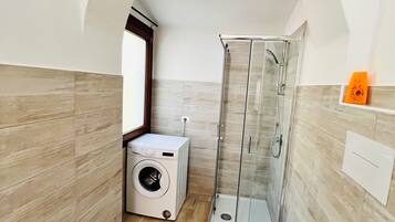Appartement, 2 slaapkamers | Badkamer | Een douche, een regendouche, een haardroger, een bidet