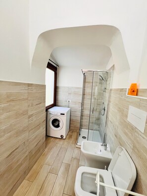 Apartment, 2 Bedrooms | Bathroom | Shower, rainfall showerhead, hair dryer, bidet - Villetta La Cinta Dx (San Teodoro)