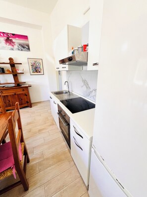 Apartment, 2 Schlafzimmer | Eigene Kochnische | Großer Kühlschrank, Ofen, Herdplatte, Kochgeschirr/Geschirr/Besteck