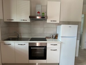 Lägenhet - 3 sovrum | Eget kök | Stort kylskåp, ugn, spishäll och grytor/köksredskap