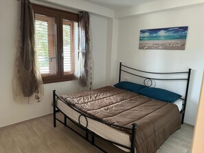 Apartment, 3 Bedrooms | 3 bedrooms, cribs/infant beds