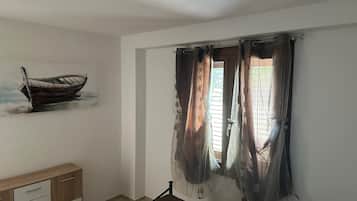 3 bedrooms, cribs/infant beds