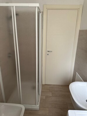 Appartement, 3 slaapkamers | Badkamer | Een douche, een regendouche, een haardroger, een bidet