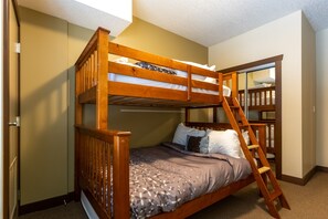 2 habitaciones, tabla de planchar con plancha y cuna de viaje 