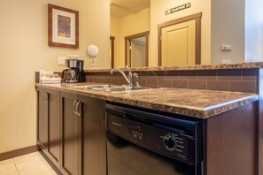 Interior - 2 Bedrooms | Mountain Views l AC (Fernie)