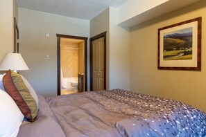 2 bedrooms, iron/ironing board, travel crib, free WiFi