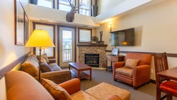 Smart TV, fireplace