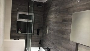 Room, 1 Bedroom | Bathroom amenities | Towels, soap, shampoo - Hillcroft (King's Lynn)