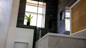 Phòng, 1 phòng ngủ | Phòng tắm | Khăn tắm, xà phòng, dầu gội