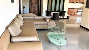 Living area - Royal Hill Resort Pattaya Corner Condo With sea & Pool Views (Pattaya)