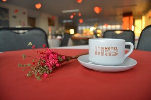 Desayuno con opciones de la cocina local incluido todos los días 