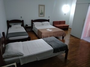 Comfort Triple Room | Individually decorated, individually furnished, desk, laptop workspace - Hotel dias (Pouso Alegre)