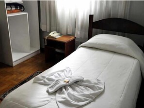 1 habitación, decoración personalizada, muebles diferentes y escritorio 