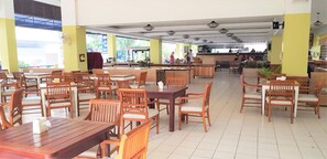Dining - Jomtien Plaza Residence Large Modern Studio Apartment (Pattaya)