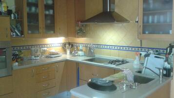 Een magnetron, een oven, een kookplaat, een koffiezetapparaat/waterkoker