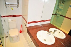 Condo, 1 Bedroom, Smoking, Balcony | Bilik Mandi