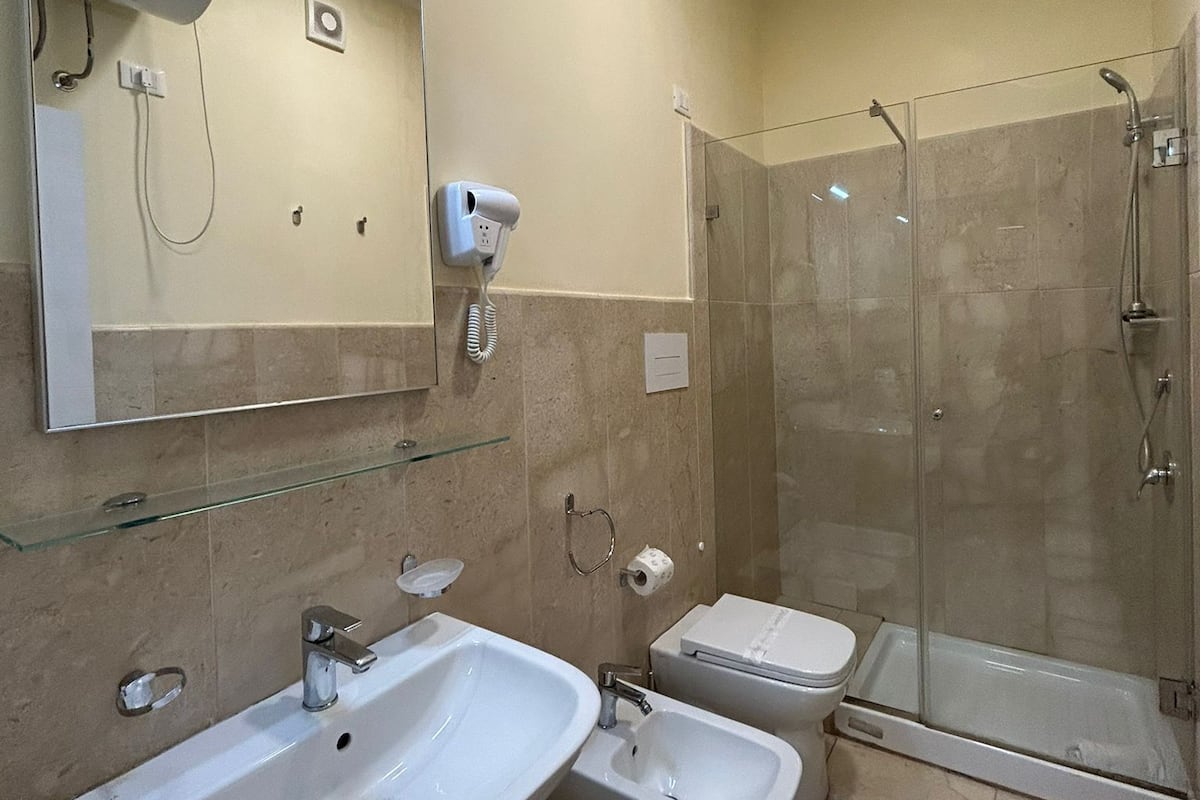 Eenpersoonskamer | Badkamer | Een douche, gratis toiletartikelen, een haardroger, een bidet