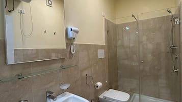 Camera singola | Bagno | Doccia, set di cortesia gratuito, asciugacapelli, bidet
