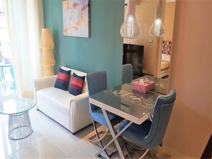 Condo, 1 habitación, para fumadores, balcón | Área de sala de estar