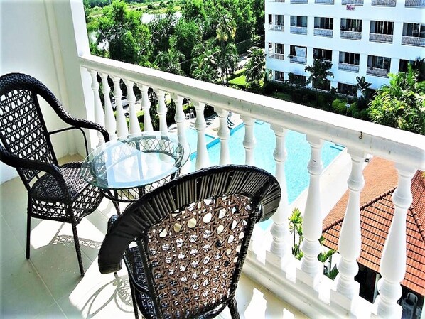 Kondominium, 1 kamar tidur, balkon, pemandangan kolam renang | Pemandangan dari properti