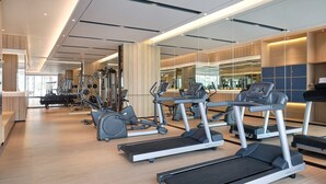 A modern gym with treadmills, ellipticals, and free weights. - Ibis Samarinda (Samarinda)