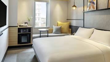 Standaard kamer, 1 kingsize bed | Een kluis op de kamer, een bureau, verduisterende gordijnen