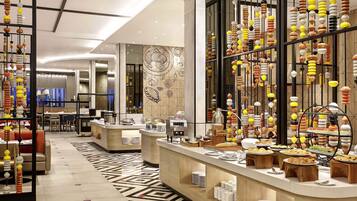 Café da manhã com buffet todos os dias (IDR 121000 por pessoa)