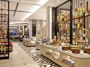 Petit déjeuner buffet (121000 IDR par personne)