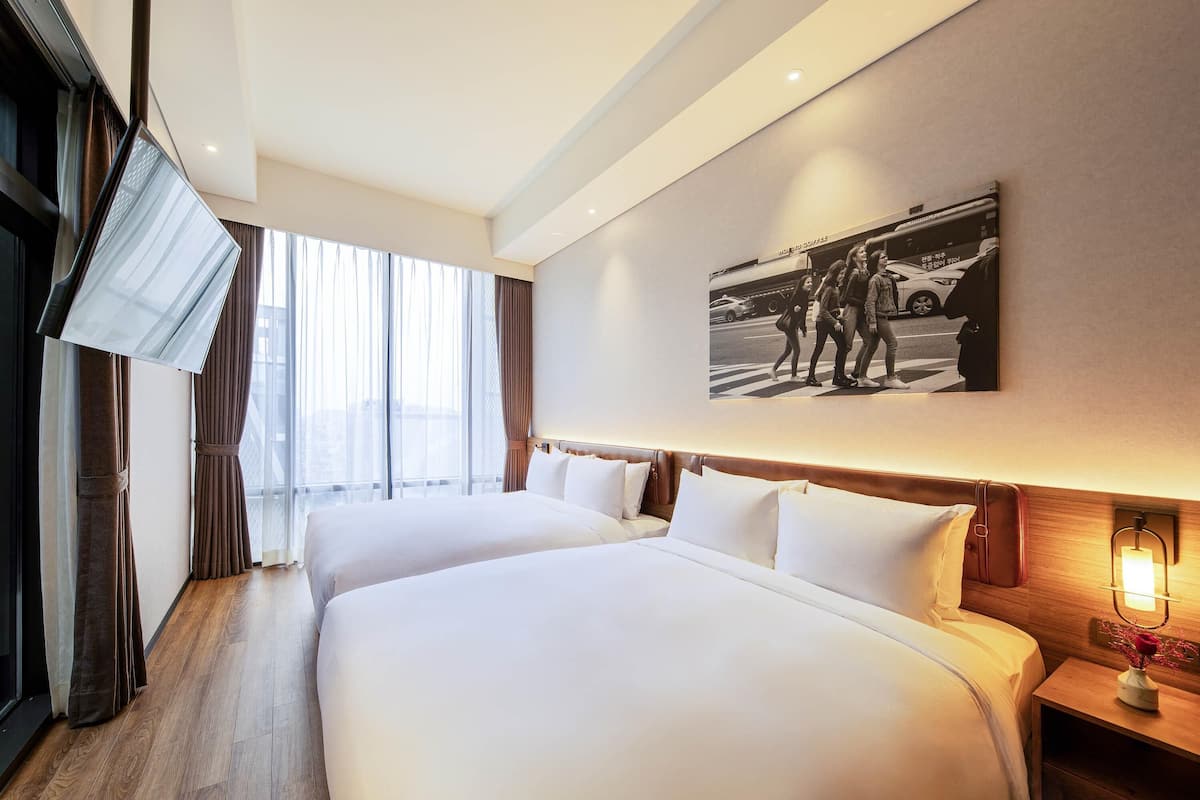 Suite Junior, 2 lits doubles (Open Air Bath) | Literie de qualité, coffre-fort, ameublement unique, bureau