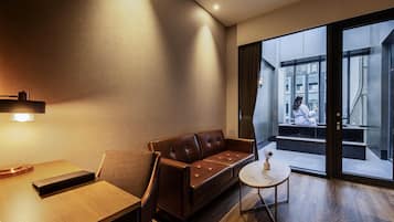 أغطية فراش متميزة وخزنة داخل الغرفة وطراز فريد لكل وحدة ومكتب